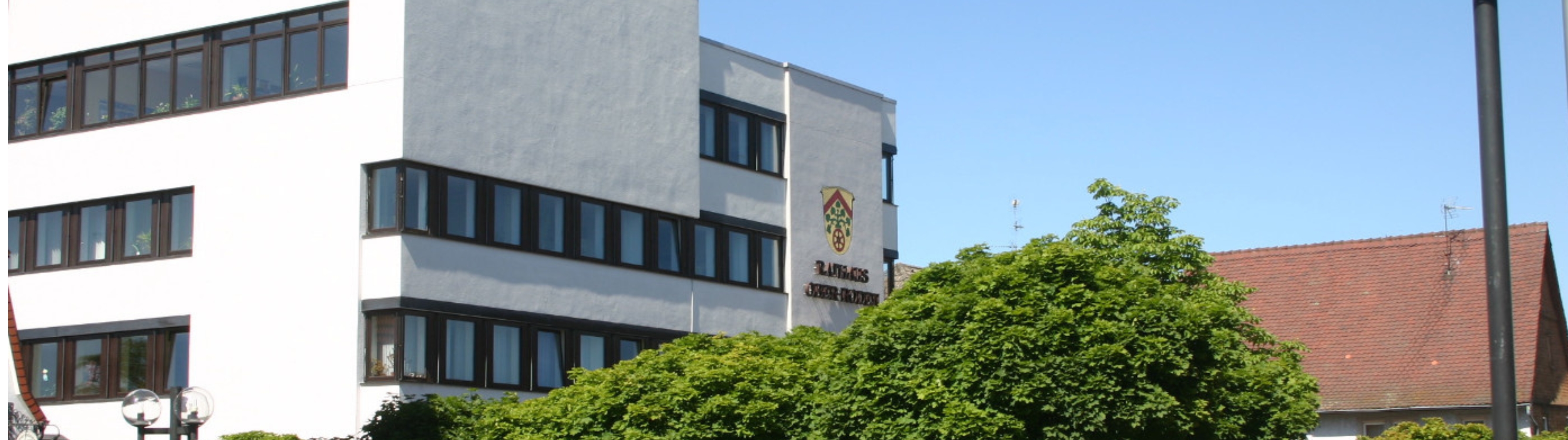 Blick auf das Rathaus Ober-Roden mit Wappen und Schriftzug