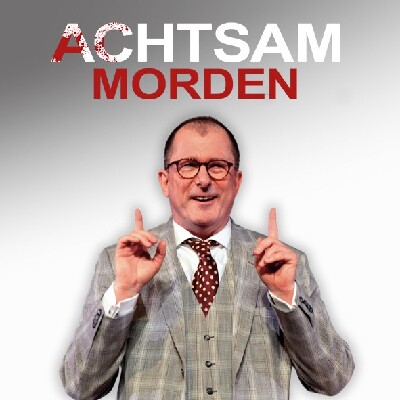 SChauspieler Martin Lindow in grauem kariertem Dreiteiler mit Krawatte und Brille, er zeigt mit den Fingern über den Kopf auf den Schriftzug Achtsam morden.