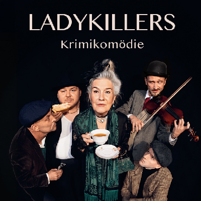 Eine Gruppe von fünf Personen, im Vordergrund eine ältere Dame mit grünem Schal, Hochsteckfrisur und einer Tasse Tee, rechts von ihr ein Mann mit Bowlerhut, der Violine spielt, darunter kniet ein Mann mit Schiebermütze und Karojacket. Links ein Mann mit blauer Schiebermütze und ein Mann mit einem Sandwich in der Hand.