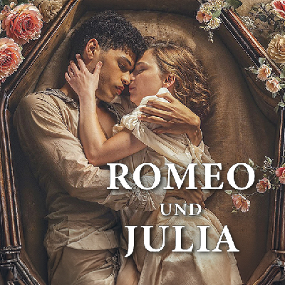 Romeo (links) und Julia (rechts, die sich liegend umschlungen halten umrahmt von Blüten.