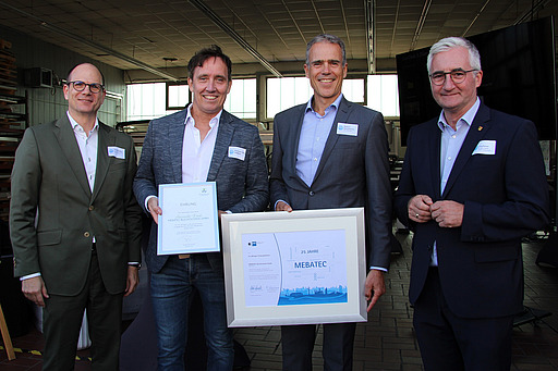 Von rechts nach links: Bürgermeister Jörg Rotter, Markus Weinbrenner, Hauptgeschäftsführer der IHK Offenbach, MEBATEC-Geschäftsführer Alexander Beck und Till Andrießen, Leiter der Wirtschaftsförderung der Stadt Rödermark.