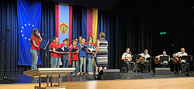 Die Europa-Song-Gruppe der Nell-Breuning-Schule auf der Bühne.