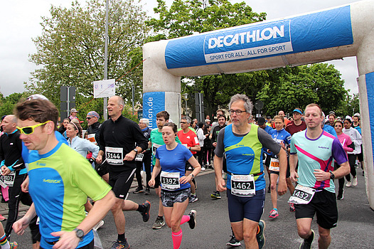 Läufer starten am Start des WumboR-laufs