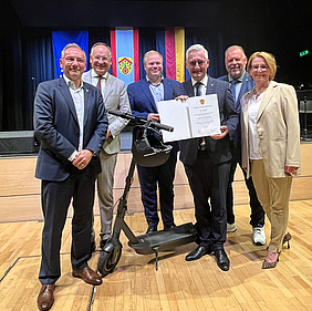 Gruppenfoto mit Amtsurkunde