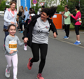 Mutter mit Kind beim gemeinsamen Laufen