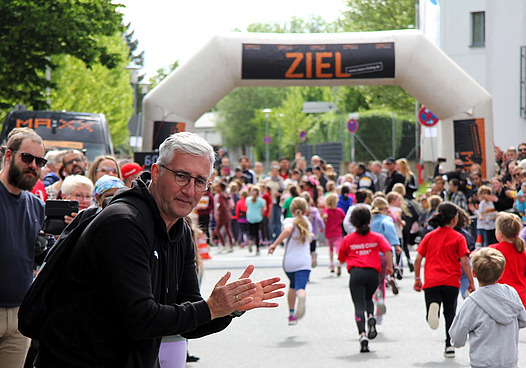 Bürgermeister Jörg Rotter feuert Teilnehmer an.