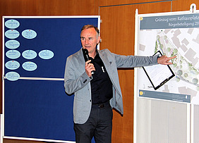 Der Landschaftsarchitekt Christian Fischer skizzierte Details an einer Planzeichnung auf einer Pinnwand.