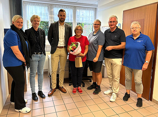 Beate Rauch, flankiert von ihren Kinderschutzbund-Kolleginnen Susan von Reth (Dritte von rechts), Sabrina Schneider (links) und Roswitha Laber (rechts), Till Hoffmann und Natascha Nickolaus vom Fachbereich Soziales und Bürgermeister Jörg Rotter.