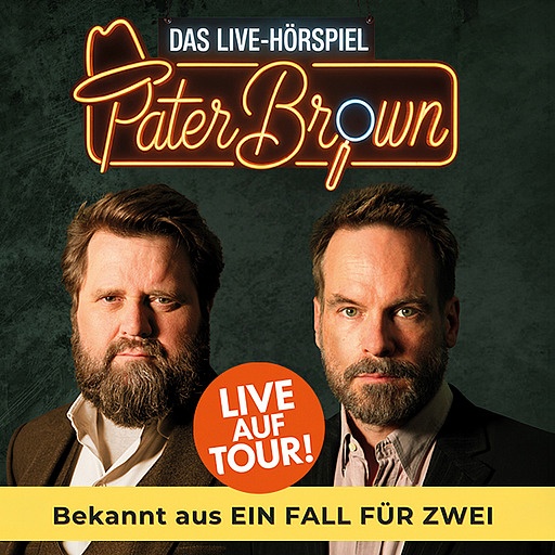 Die beiden Schauspieler Antoine Monot (links) und Wanja Mues (rechts) mit dem Schriftzug Pater Brown, das Live-Hörspiel, live auf Tour, bekannt aus ein Fall für zwei.