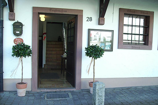 Festlich geschmückter Eingang des Töpfermuseums