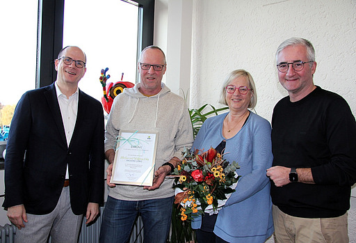 Bürgermeister Jörg Rotter und Till Andrießen von der Wirtschaftsförderung ehren das Ehepaar Löbig.