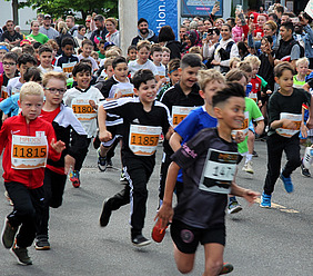 Kinder laufen los am Start