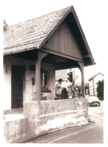 Historische Aufnahme des Schrankenwärterhäuschens in Ober-Roden.