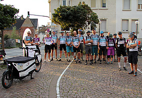 Die Radlergruppe vor dem Start.