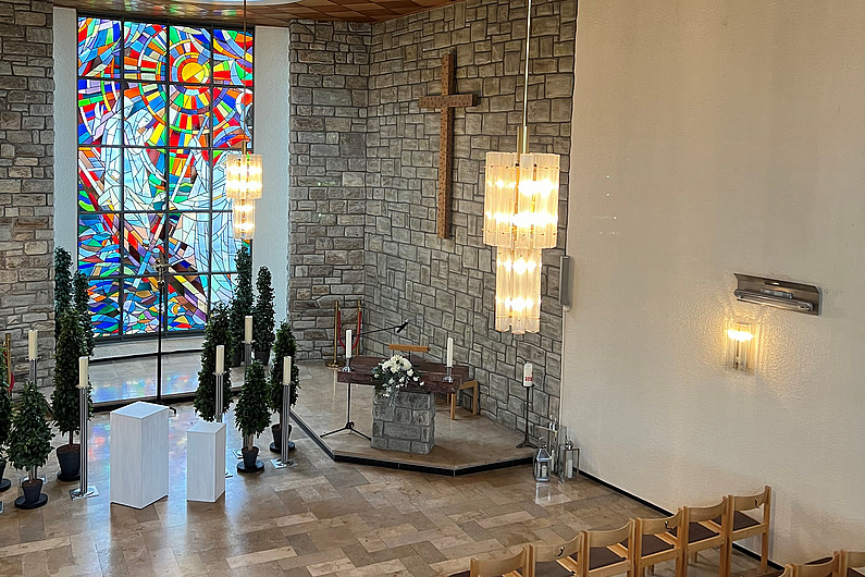 Innenraum der Trauerhalle Friedhof Urberach