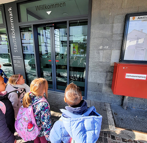 Kinder am Eingang des Rathaus Ober-Roden