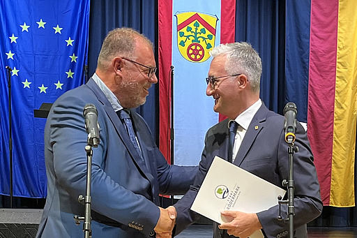 Stadtverordnetenvorsteher Sven Sulzmann gratuliert Bürgermeister Jörg Rotter