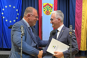 Stadtverordnetenvorsteher Sven Sulzmann gratuliert Bürgermeister Jörg Rotter