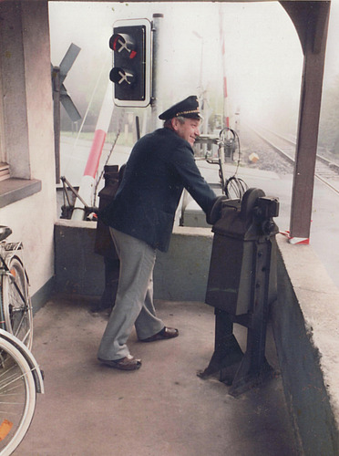 Historische AUfnahme des Schrankenwärters Joseph Hoffmann im Dienst im Schrankenwärterhäuschen.