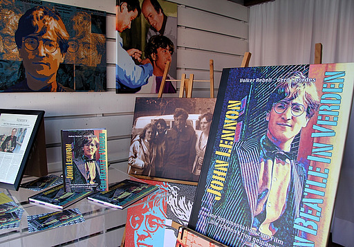 Blick in das Schaufenster des Rathaus Ober-Roden mit Bildern und Grafiken mit John Lennon