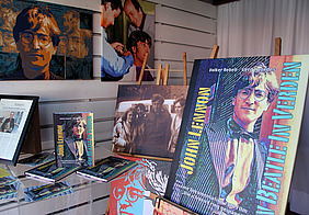 Blick in das Schaufenster des Rathaus Ober-Roden mit Bildern und Grafiken mit John Lennon