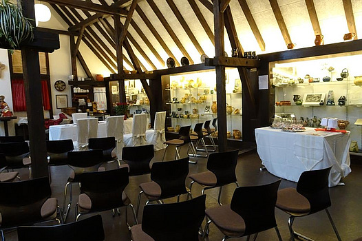 Bestuhlung im Töpfermuseum für eine Trauung.
