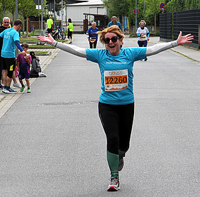 Erste Stadträtin Andrea Schülner jubelt auf der Strecke.