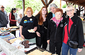 Eine Gruppe von Teilnehmerinnen am Kuchenbüffet
