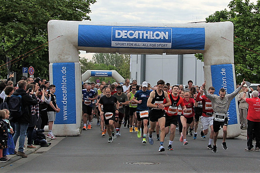 Läufer starten am Startportal beim 15. WumboR-Lauf