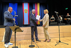Bürgermeister Jörg Rotter nimmt nach der Vereidigung Glückwünsche der Ersten Stadträtin Andrea Schülner entgegen. Link Stadtverordnetenvorsteher Sven Sulzmann.