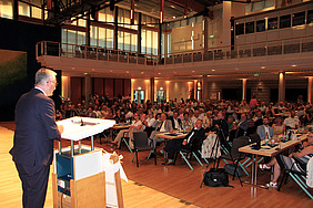 Bürgermeister Jörg Rotter bei seiner Antrittsrede vor dem Publikum in der Kulturhalle.