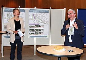 Bürgermeister Jörg Rotter und Moderatorin Sandra Herrmann erläuterten  Aspekte vor Pinnwänden.
