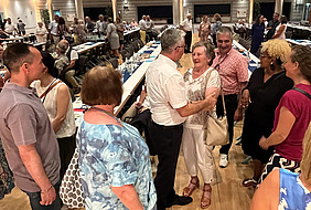 Bürgermeister Jörg Rotter nimmt Glückwünsche entgegen.