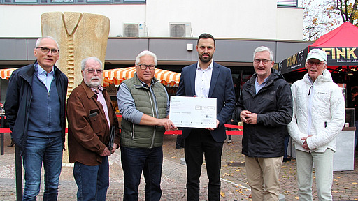 Die Scheckübergabe erfolgte auf dem Rathausplatz in Ober-Roden.