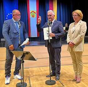 Bürgermeister Jörg Rotter schwört den Amtseid, links von ihm Stadtverordnetenvorsteher Sven Sulzmann, rechts von ihm Erste Stadträtin Andrea Schülner.
