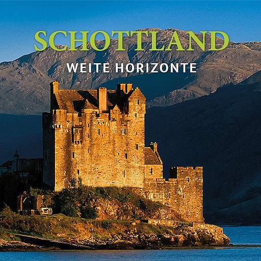 Eine Burg an einem schottischen See vor kargen Bergen im Hintergrund.