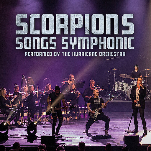 Band mit Gitarren Streichorchester, Sänger und Schlagzeuger auf einer lila beleuchteten Bühne, darüber der Schriftzug Scorpions Song Symphonic performed by the Hurricane Orchestra.