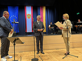 Erste Stadträtin verliest neben Bürgermeister Jörg Rotter und Stadtverordnetenvorsteher Sven Sulzmann die Ernennungsurkunde.
