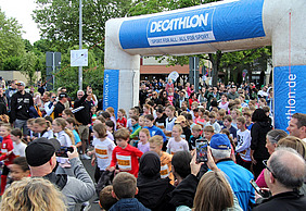 Kinder laufen los am Startportal.