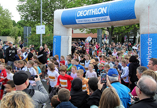 Kinder laufen los am Startportal.