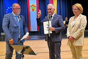 Bürgermeister Jörg Rotter schwört den Amtseid