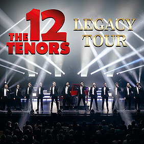 12 Tenöre auf der Bühne vor einem roten Klavier und Lichtshow im Hintergrund, darüber der Schriftzug The 12 Tenors, Legacy Tour