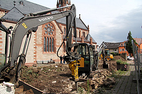 Bagger in Aktion vor der Kirche St. Nazarius.