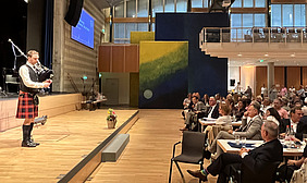 Die Clan Pipers sorgen auf der Bühne der Kulturhalle für Stimmung.