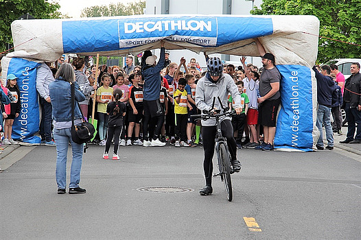 Kurzer Schreckmoment am Start: Das Startportal sackte zusammen.