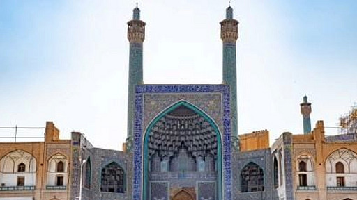 Foto einer Moschee im Iran vor blauem Himmel.