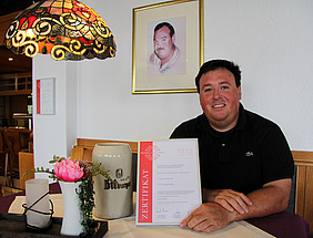 Vinzenz Schrod mit Zertifikat