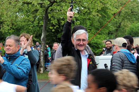 Bürgermeister Jörg Rotter gibt den Startschuss, im Vordergrund laufende Kinder.