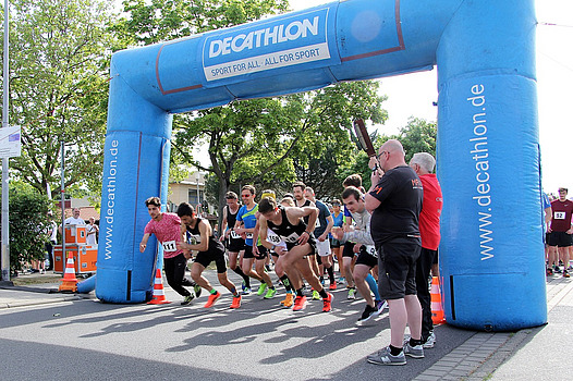 Läufer starten bei Sonnenstein am blauen Starttor zum WumboR-Lauf.