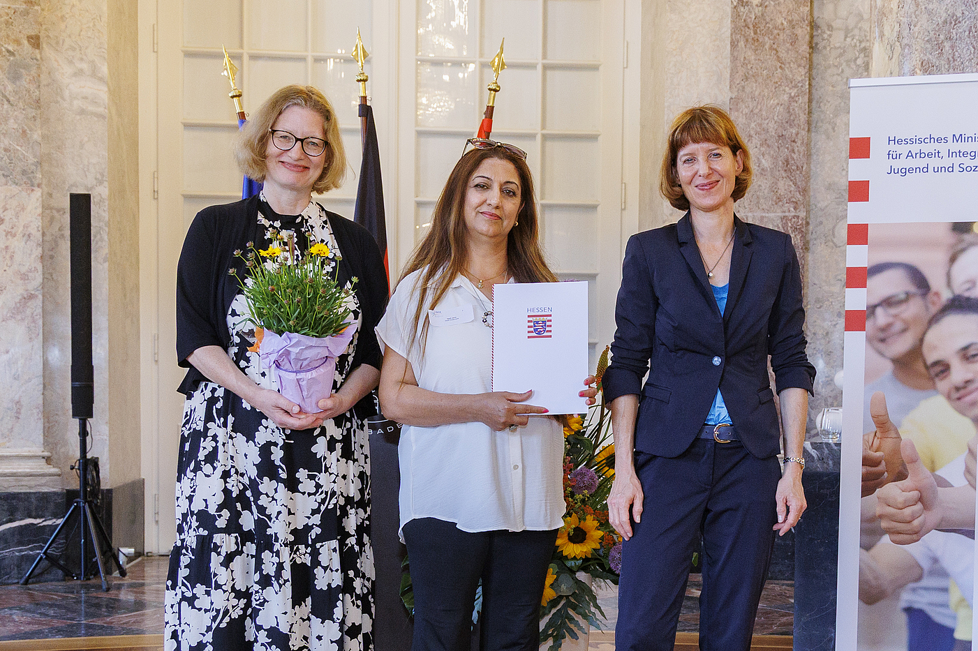 Nazli Jarro (Mitte) bei der Übergabe der Urkunde mit Integrationsministerin Heike Hofmann (rechts) und Staatssekretärin Katrin Hechler (links)